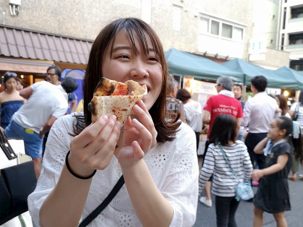 ナポリピッツァを手で食べる様子