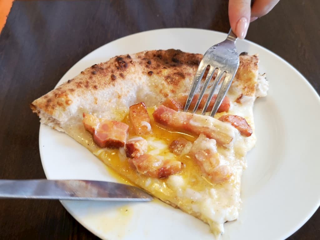 ナイフとフォークで食べるナポリピッツァの食べ方