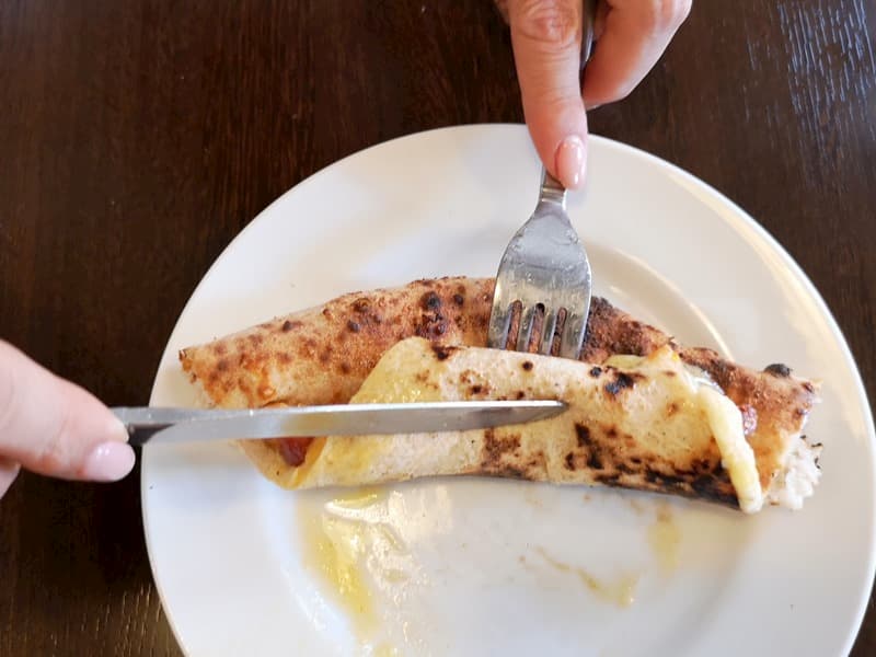ナイフとフォークで食べるナポリピッツァの食べ方