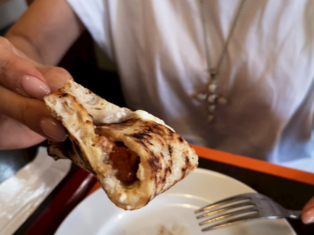 手づかみで食べるナポリピッツァの食べ方