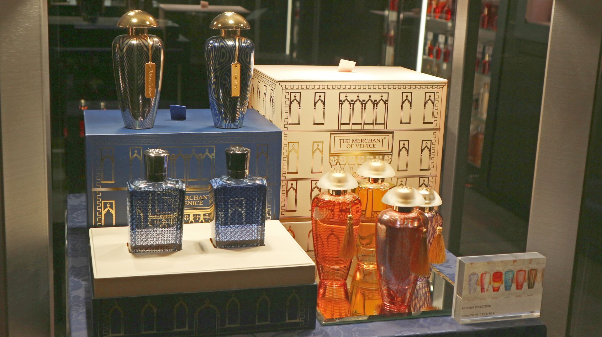 香水が飾られたショーケース