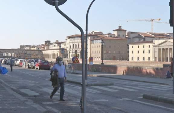 3月19日撮影、マスクをして歩くイタリア人