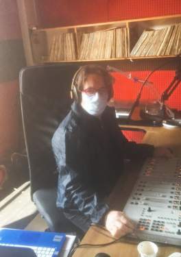 フィレンツェのFMラジオ局のDJシモーネさんもマスク姿