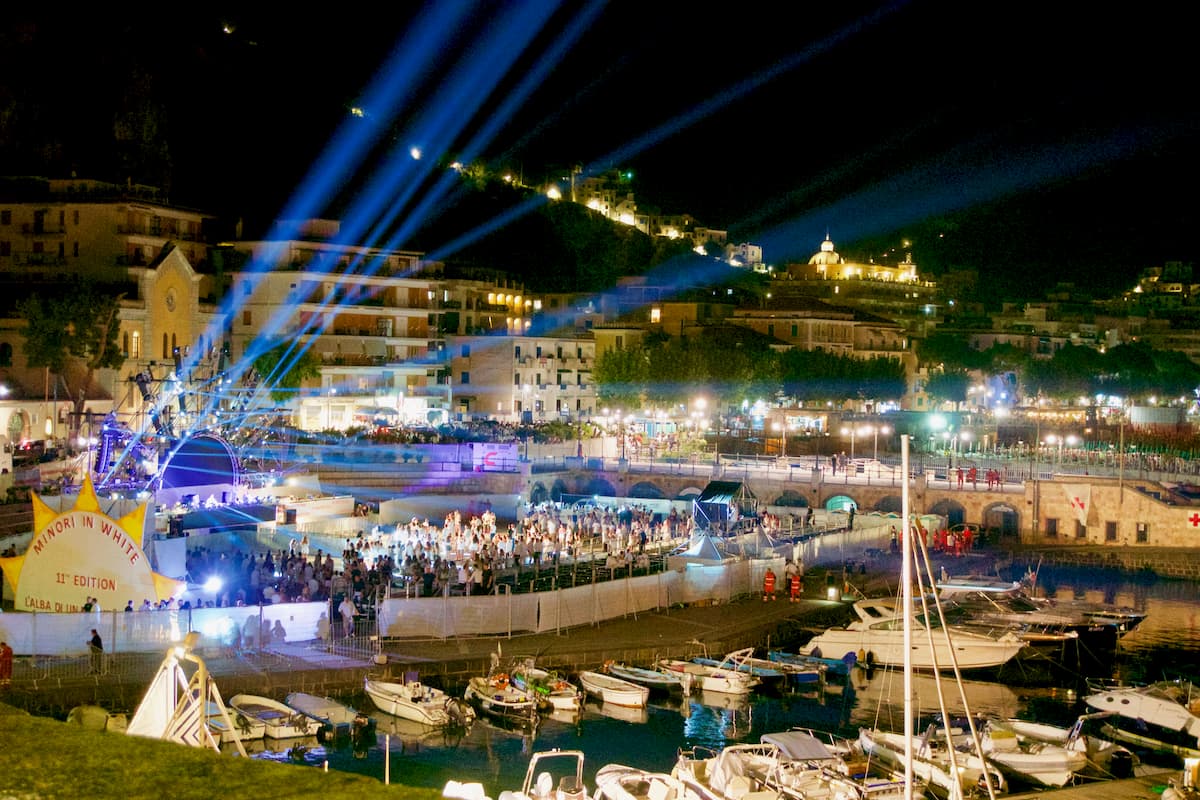 アマルフィ海岸に夜遅くオープンするディスコ。夏の人口が増加するリゾート地では、夜の遊び場も多い