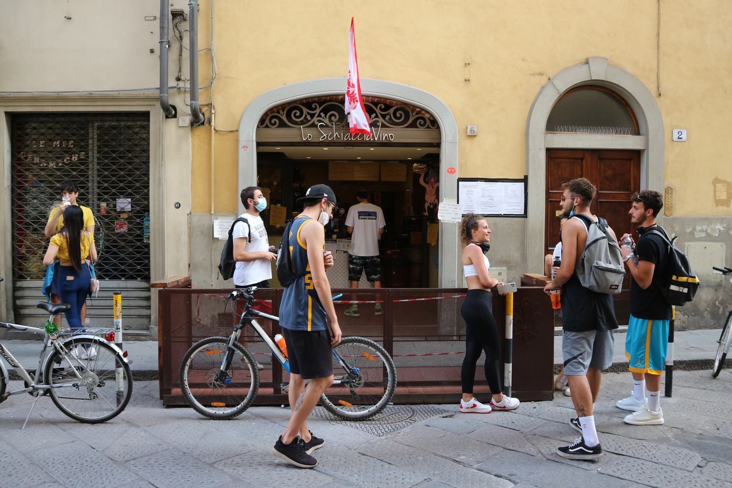 お互い間隔を空けて談笑するイタリア人グループ