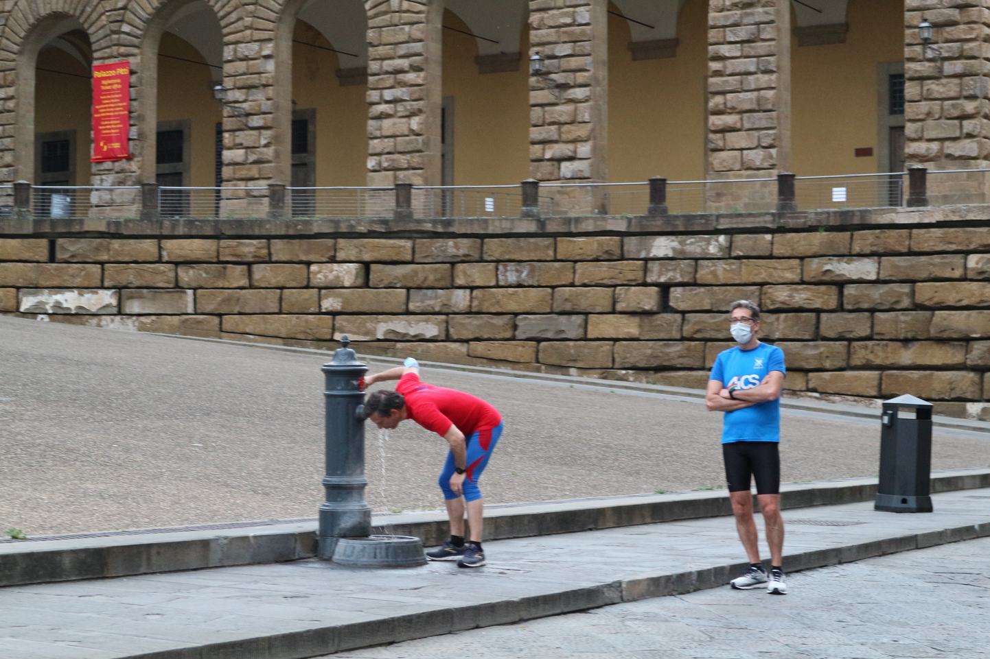 ジョギング中に水を飲むイタリア人