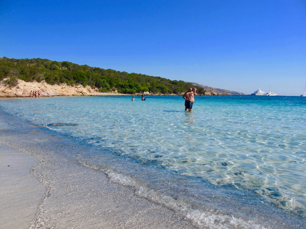 海岸はこのぐらいの混雑度が理想的（サルデーニャ島マッダレーナ諸島）