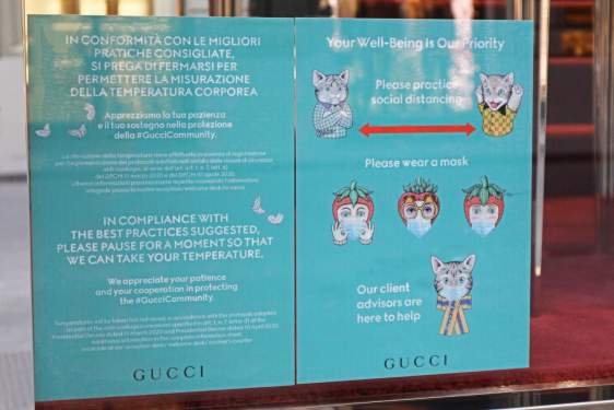 GUCCIの店舗ではソーシャルディスタンスとマスク着用の説明をかわいいイラストで紹介