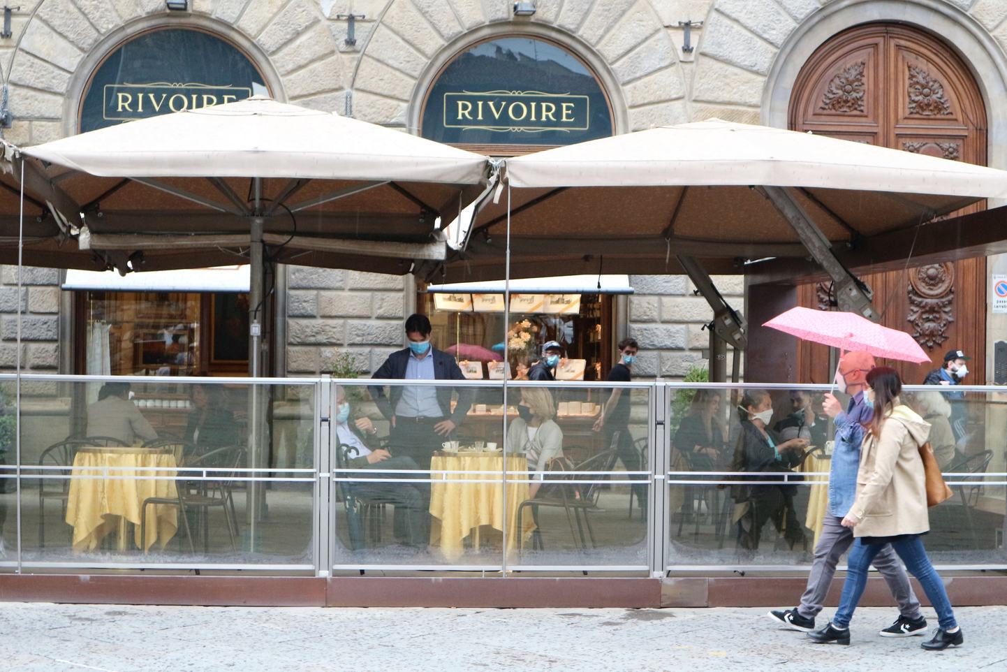 マスクを着用してカフェでコーヒータイム