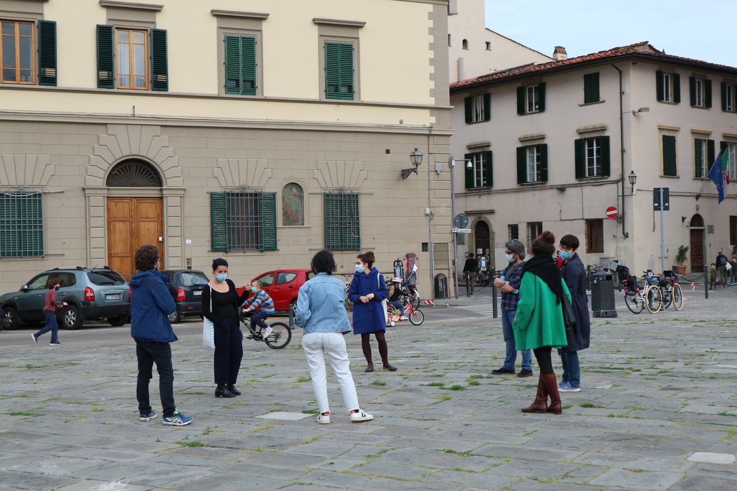 ソーシャルディスタンスを保って話すイタリア人