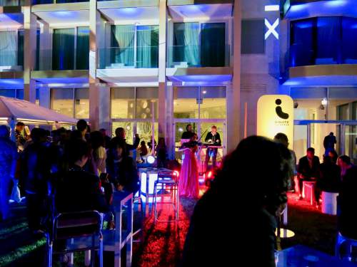 ホテルの庭で開催される夜のイベント。今夏は、夜にお洒落なドレスを着ても、我慢してマスクを着用しなければならない
