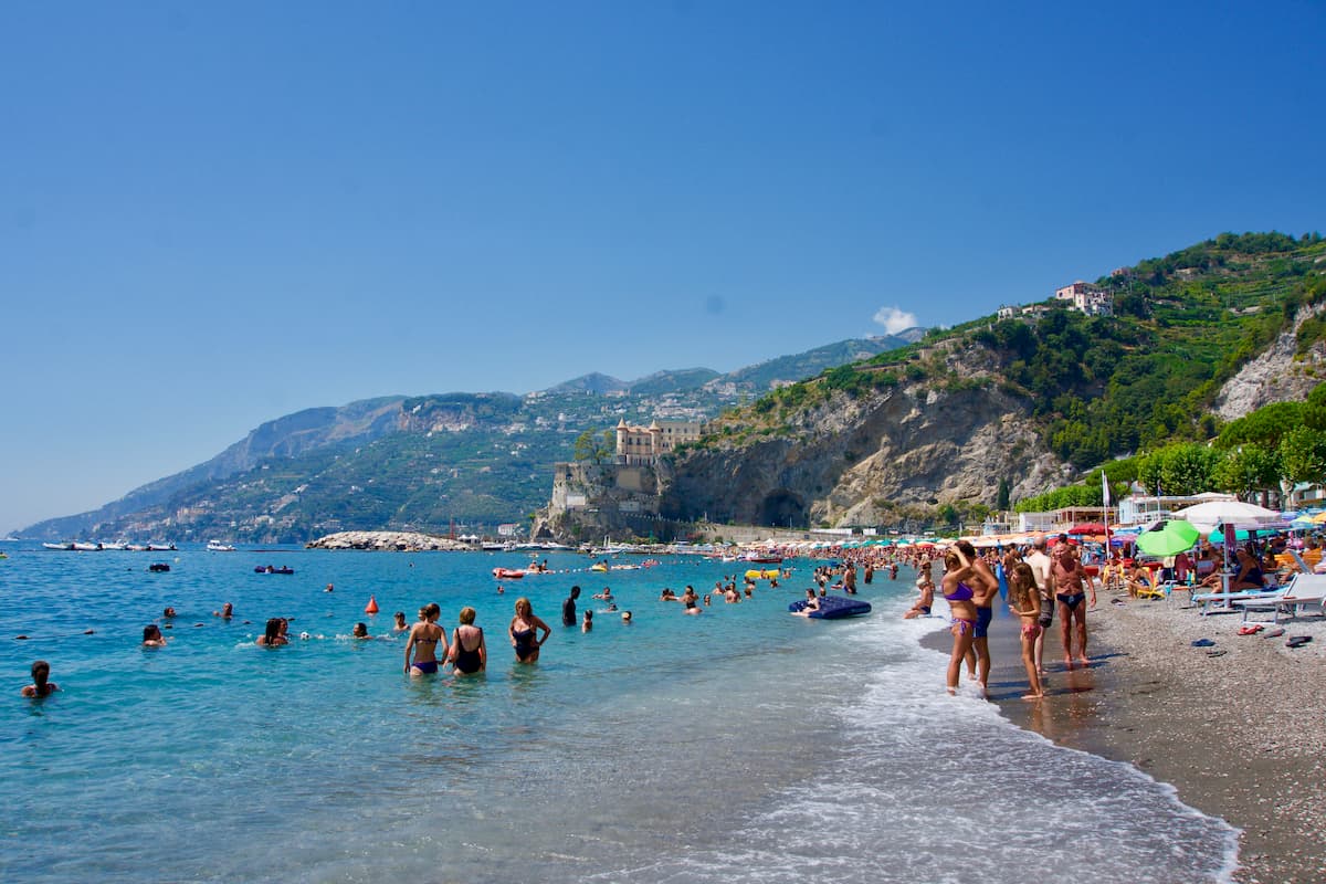 アマルフィ海岸にあるマイノーリの海岸は、イタリア人向けのバカンス地で貸家ばかりでホテルはほとんどない