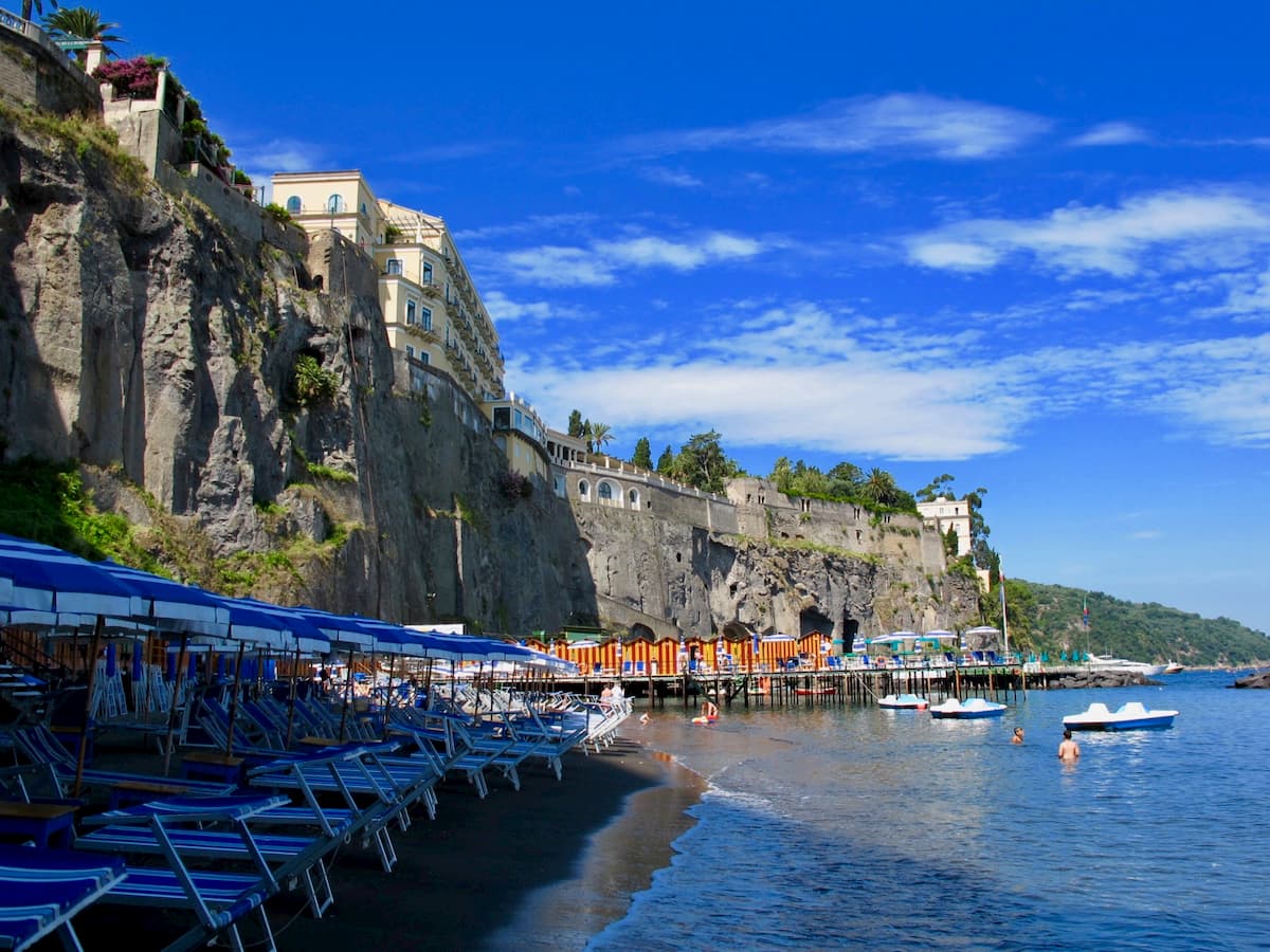 早朝でまだ人がいないが、ホテルからエレベーターで直接アクセスできる海水浴場（ソレント）