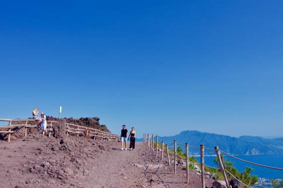 ヴェスヴィオ火山で出会ったのは北部イタリアからの若者が数組のみ