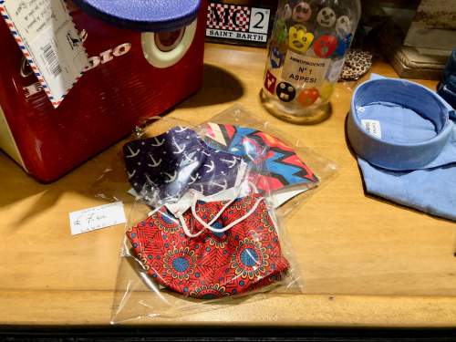 紳士服店ショーウィンドウに並ぶ、個性的な布マスク