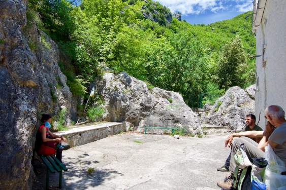 山頂でも距離をとってパニーニを食べる山岳会のイタリア人