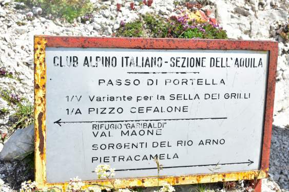 イタリア山岳会・ラクイラ支部によって設置された分岐点の標識