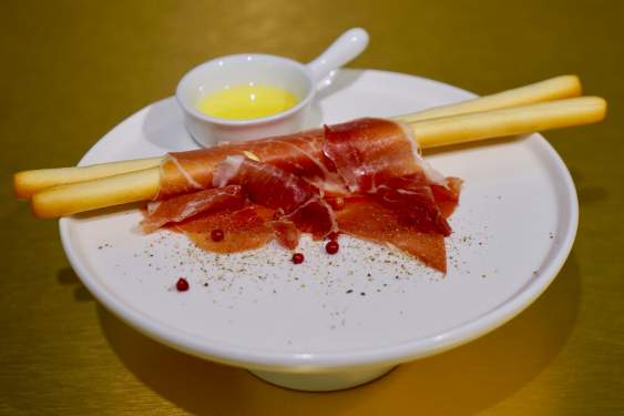 イタリアらしいアペリティーボの定番「生ハム・グリッシーニ」1000円