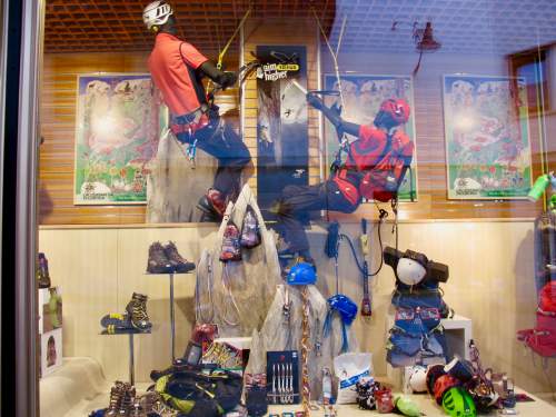 コルティーナ・ダンペッツォの中心部にある登山用品店