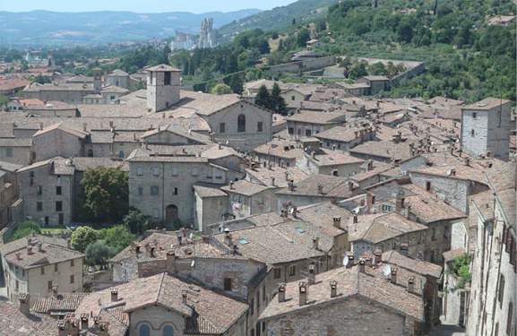 二度目のイタリア、次に行くならこんな街Vol.2｜紀元前300年の青銅版に偉大な歴史を感じる街グッビオ