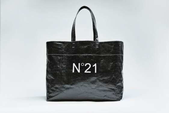 ショッパーバッグ　30,800円（税込）／N°21（ヌメロ ヴェントゥーノ）
