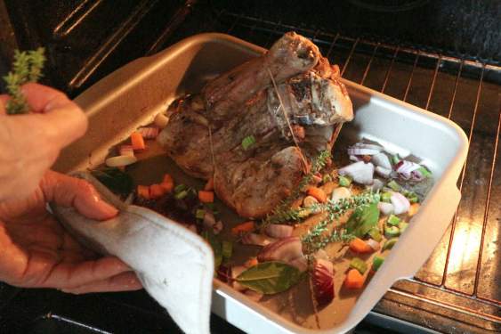 オーブンから取り出したラム肉