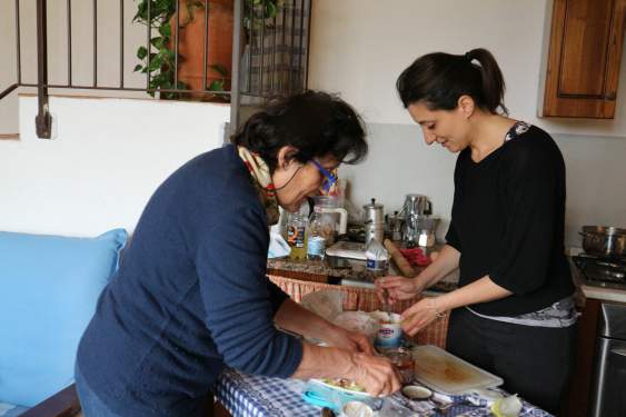 料理をするイタリア人女性
