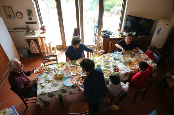 食卓を囲むイタリア人家族