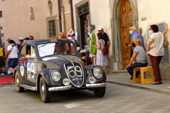 フィアット6C 1500 ベルリーナ(1936年)。ラジエターグリルに記されたカーナンバーは、1937年開催の第11回ミッレミリアに出場したときのものです