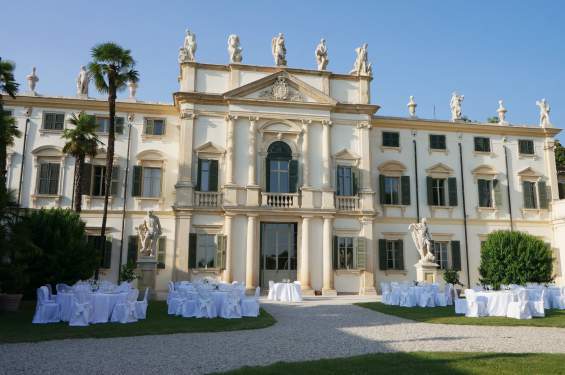 イタリアの豪華ヴィッラの結婚パーティー