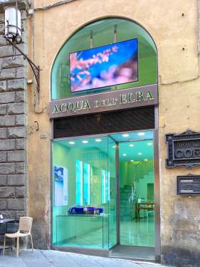アクア・デル・エルバのシエナ店。内装はブランドのイメージカラーであるエメラルドグリーンで統一されています。(写真：Mari OYA)