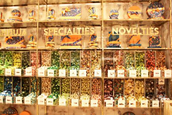 量り売りスタイルの38種類のチョコレート「PICK＆MIX」
