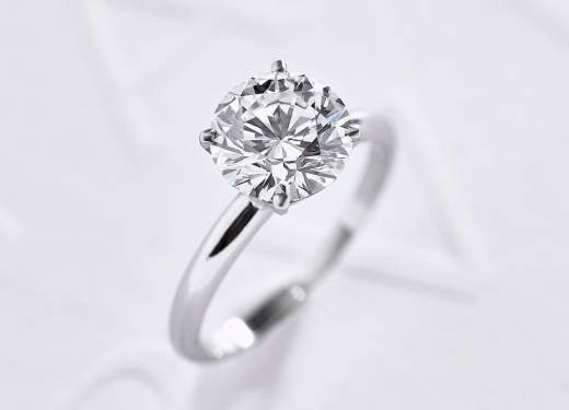 「ローマ アモール」エンゲージメントリング　PTxDIA　0.3ct～／295,900円～ （税込）／BVLGARI（ブルガリ）　※2021年8月13日より発売予定