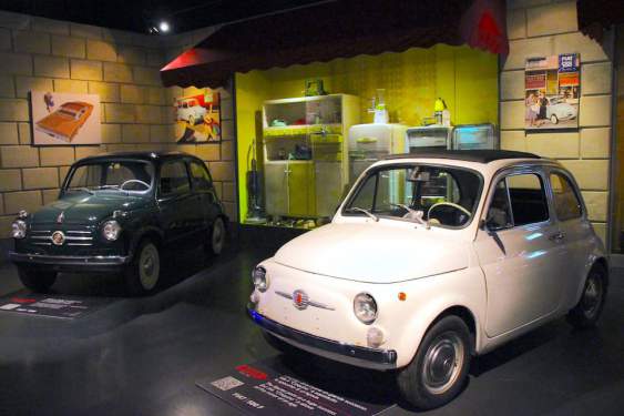 手前はアニメ「ルパン三世」の愛車としても知られるFIAT500F(1968年)。ドアは先代までは逆ヒンジ(前開き)でしたが、安全性向上のため今日の一般車にみられる開き方になりました。奥はFIAT600（1955年）。