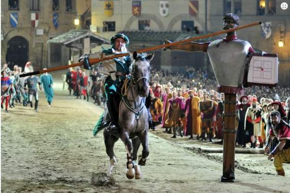 馬上槍突き試合の様子（写真出典「Giostra del Saracino」公式HP）
