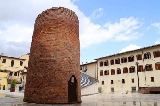 町の麓にある『クリスタル博物館』。19世紀のガラス工房を改装したもので、古い煙突も残されています。