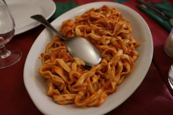 コロンナータのレストランで、ラルド料理や郷土料理のランチ