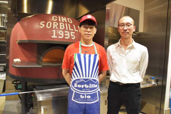 （左から）ピッツァ職人のシュ ウシン氏、店長の岩渕航氏　