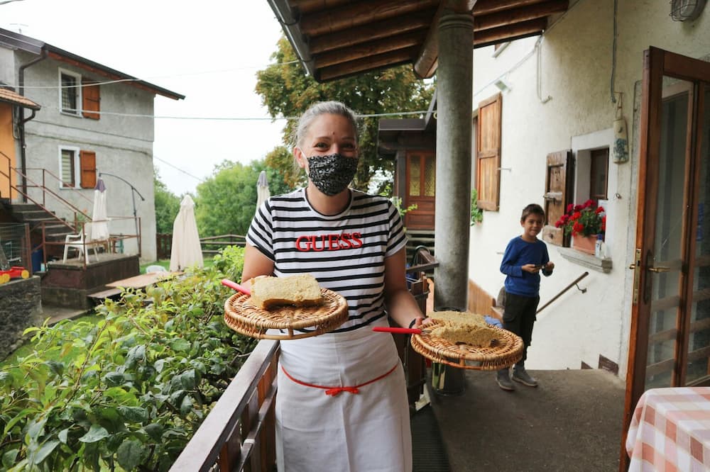 テーブルに運ばれるポレンタ