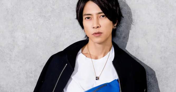 山下智久が青いバッグを身につけている写真です。