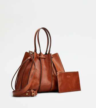 ショッピングタイプバッグ　240,900円（税込）／TOD’S（トッズ）※取り外し可能なショルダーストラップと取り外し可能なミニポーチ付