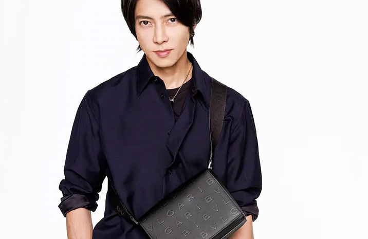 山下智久が黒色のメッセンジャーを身につけた写真です。