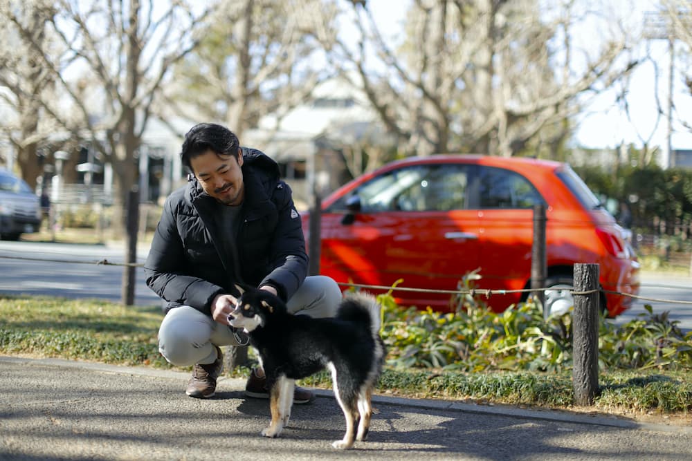 ピッツェリア・エ・トラットリア・ダ・イーサのオーナー、山本尚徳さんと愛犬の小麦