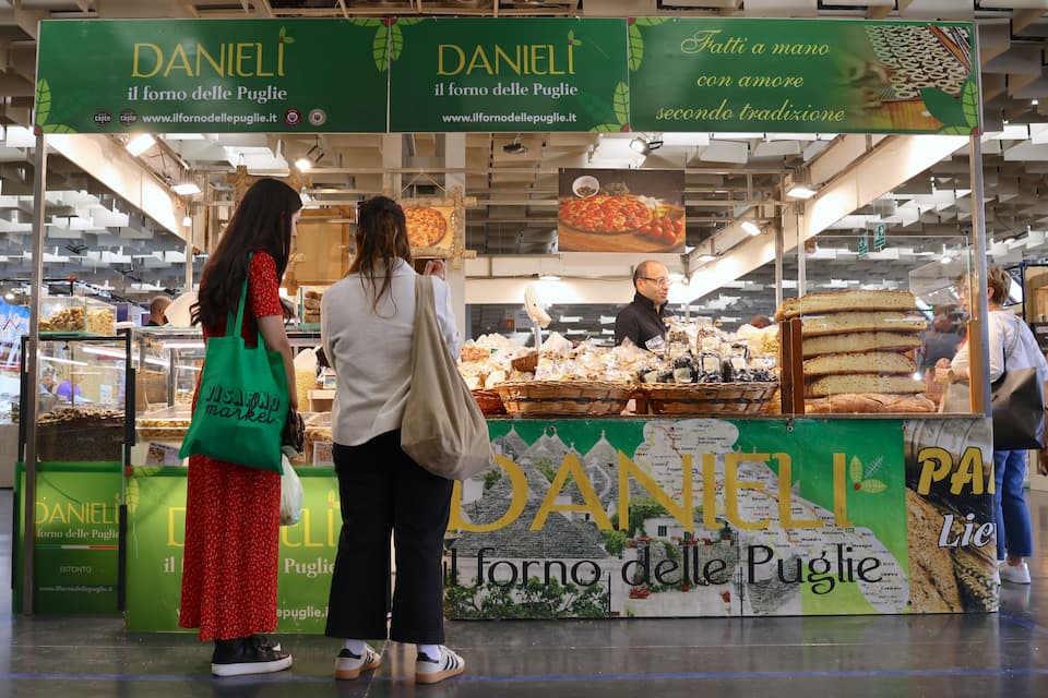 食品フロアは諸国物産展のような趣