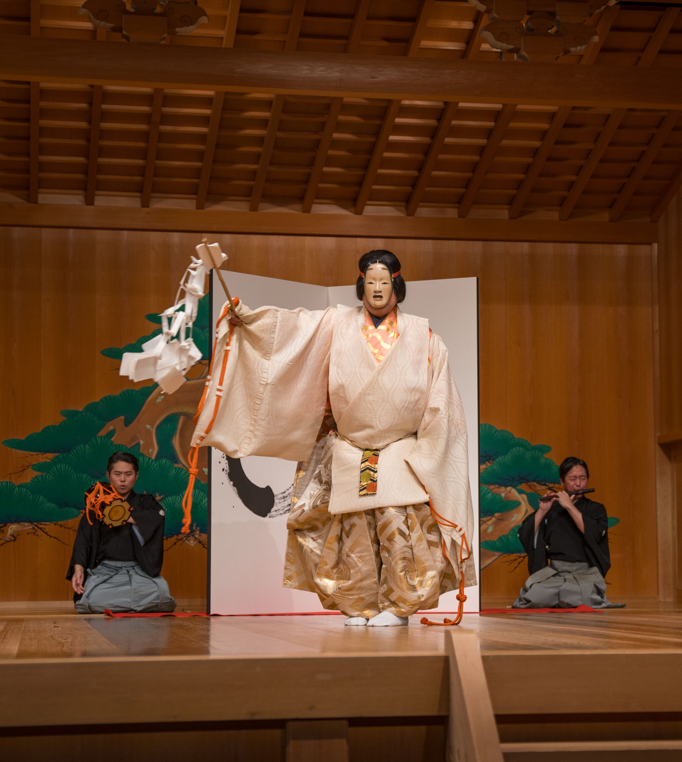 創作能を舞う能楽師・辰巳滿次郎氏