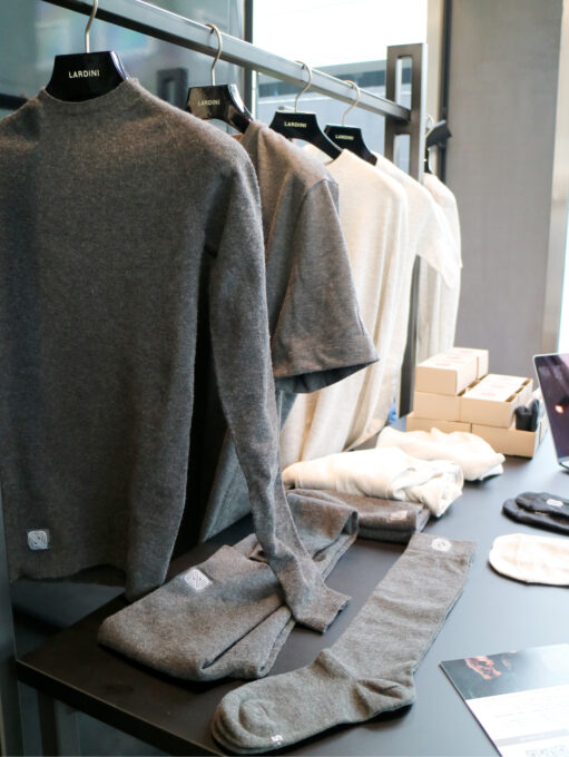 シャツや靴下、帽子など、多彩な製品をラインナップ。