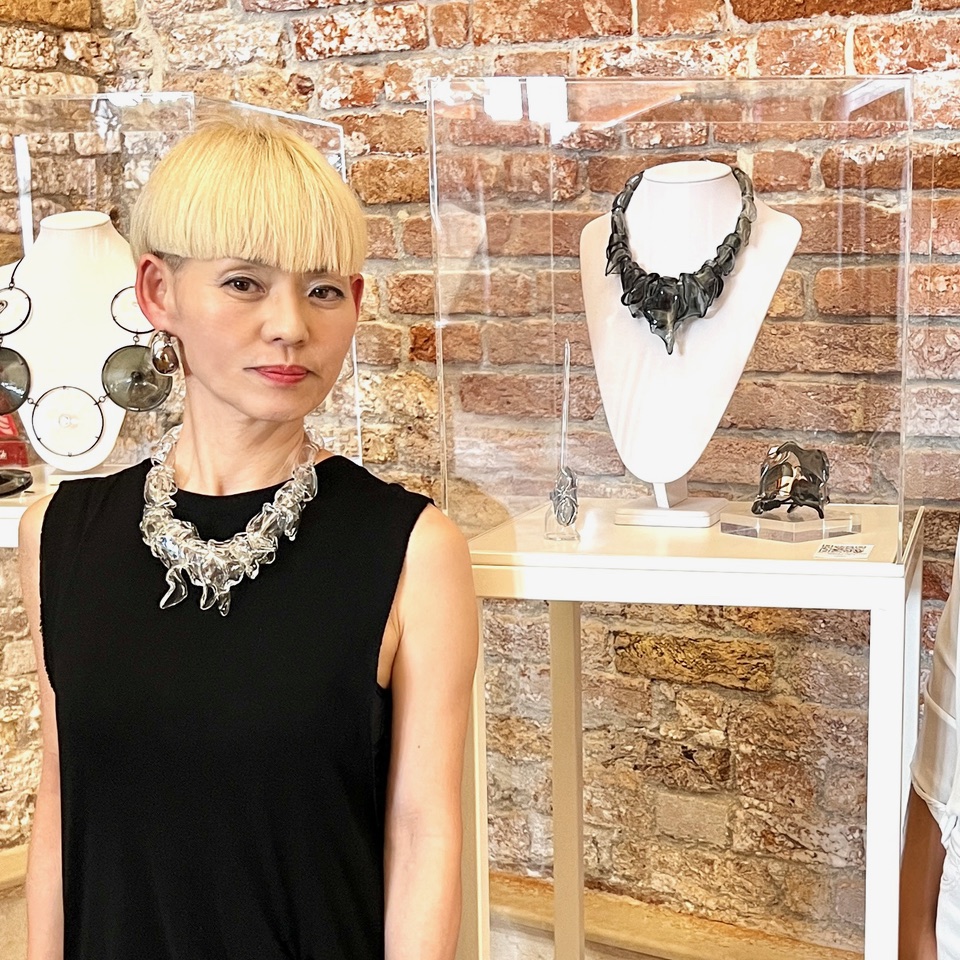 ガラスアート展示会場でのNoriko Herron