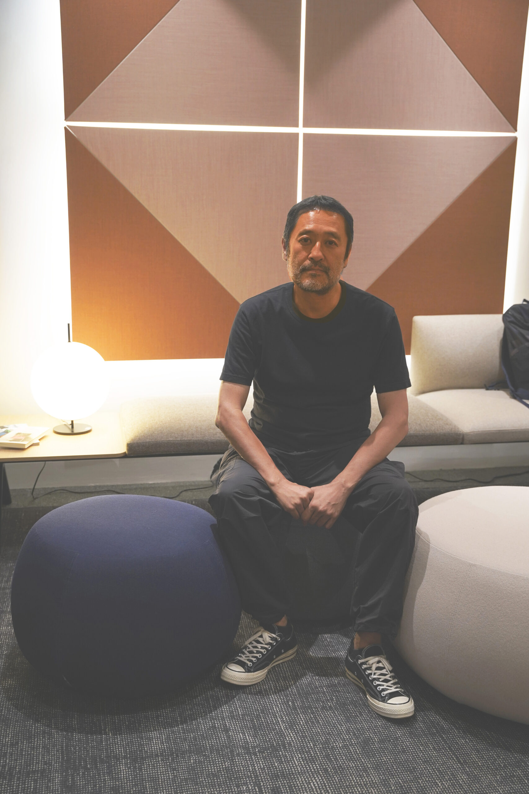 自らデザインした家具に囲まれたプロダクトデザイナー、岩崎一郎氏
