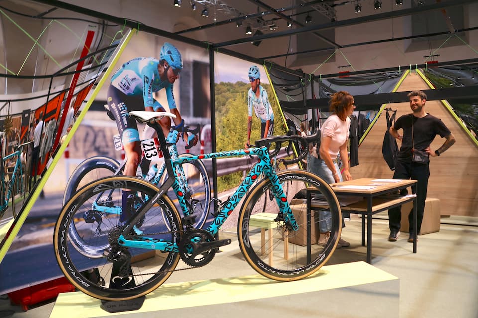 自転車ブランドの出展から。イタリアの老舗『デローザ (De Rosa)』はジーロ・ディ・イタリアに出場したバイクを展示