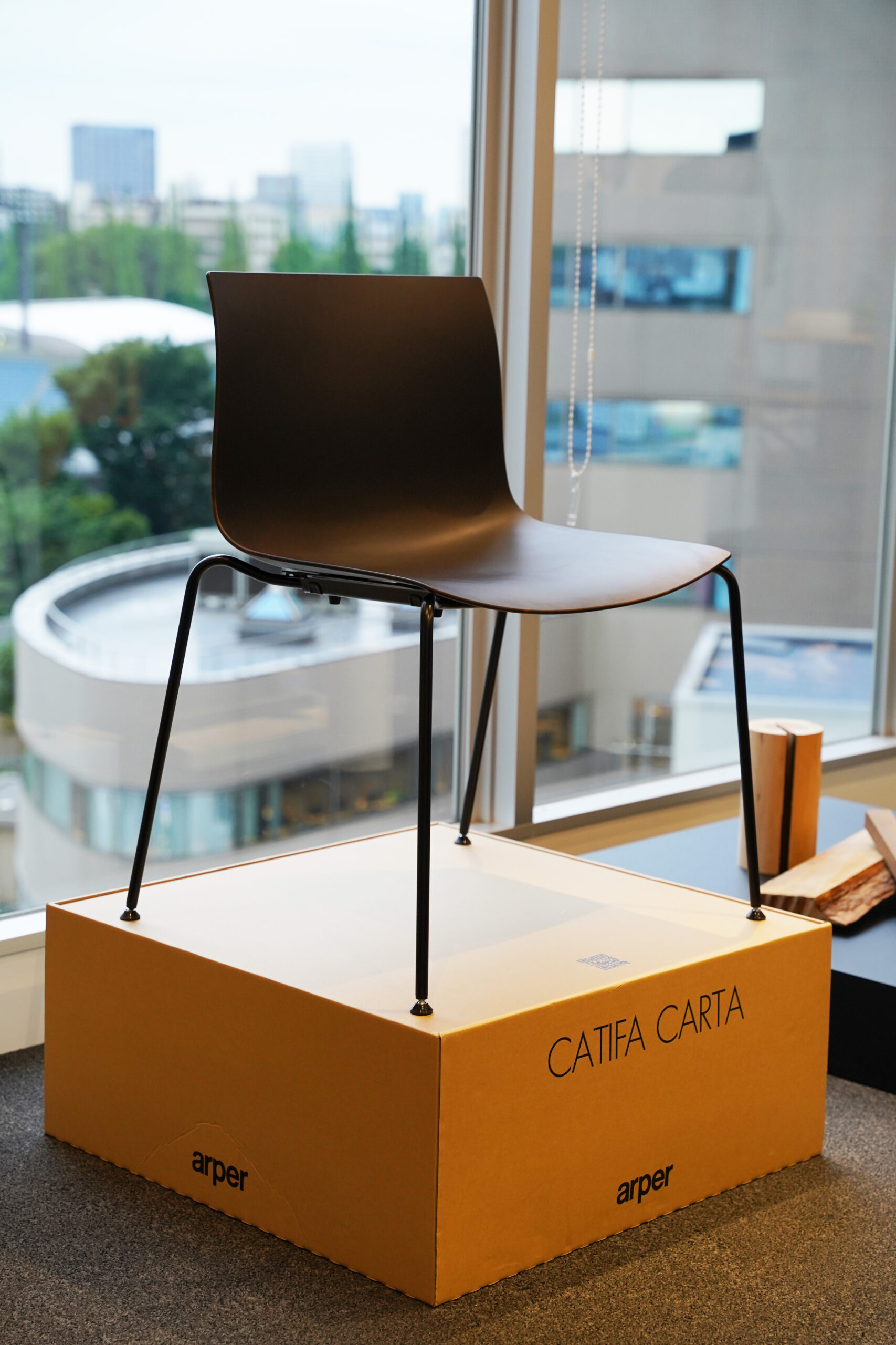 再生紙のシェルで作られるチェア「CATIFA CARTA カティファ カルタ」